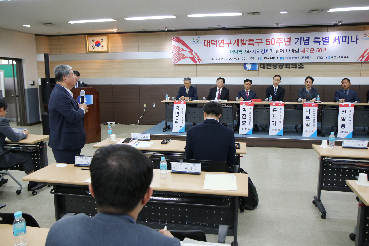 지난 29일 상의회관 2층 대회의실에서 대덕연구개발특구 50주년을 맞아 개최한 기념 세미나에서 정태희 대전상의 회장이 페널들과 인삿말을 나누고 있다.
