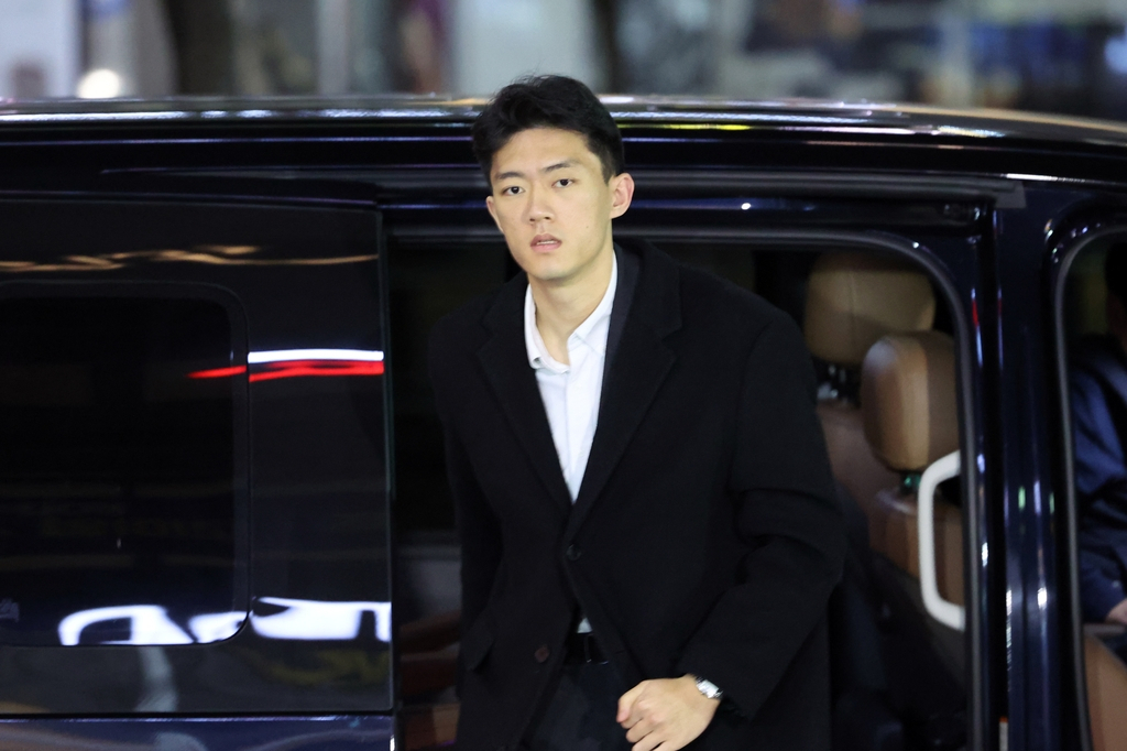 전직 대통령 전두환 씨의 손자 전우원 씨가 30일 오전 광주 서구 모 호텔 앞에 도착해 차량에서 내리고 있다. 전씨는 5·18 관계자들에게 사죄하겠다며 광주를 방문했다.[연합]