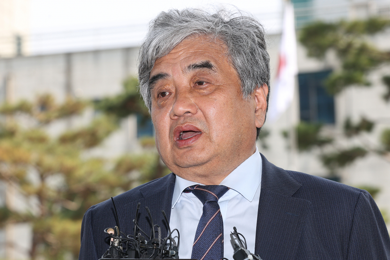 Han Sang-hyuk, chairman of the Korea Communications Commission, answers reporters' questions before attending his arrest warrant hearing at the Seoul Northern District Court in the capital on Wednesday. (Yonhap)