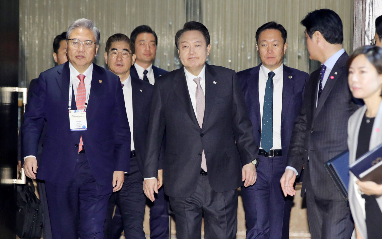 윤석열 대통령이 30일 서울 중구 신라호텔에서 열린 제2차 민주주의 정상회의 인도·태평양 지역회의 개회식에 입장하고 있다. [연합]