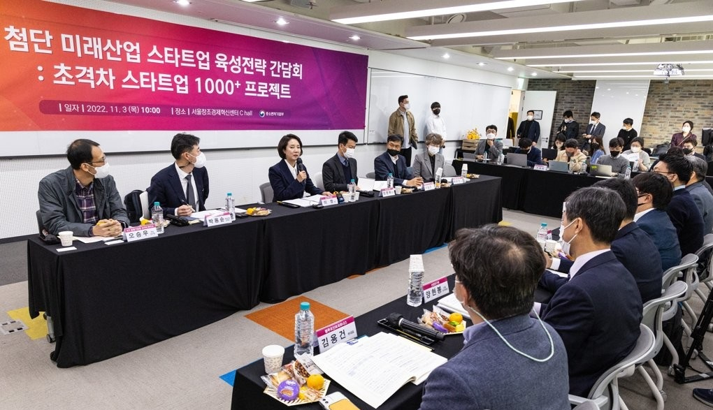 이영(왼쪽 세 번째) 중소벤처기업부 장관이 지난해 서울 용산구 서울창조경제혁신센터에서 열린 '첨단 미래산업 스타트업 육성전략: 초격차 스타트업 1,000+ 프로젝트' 발표 간담회에서 발언하고 있다.[연합]