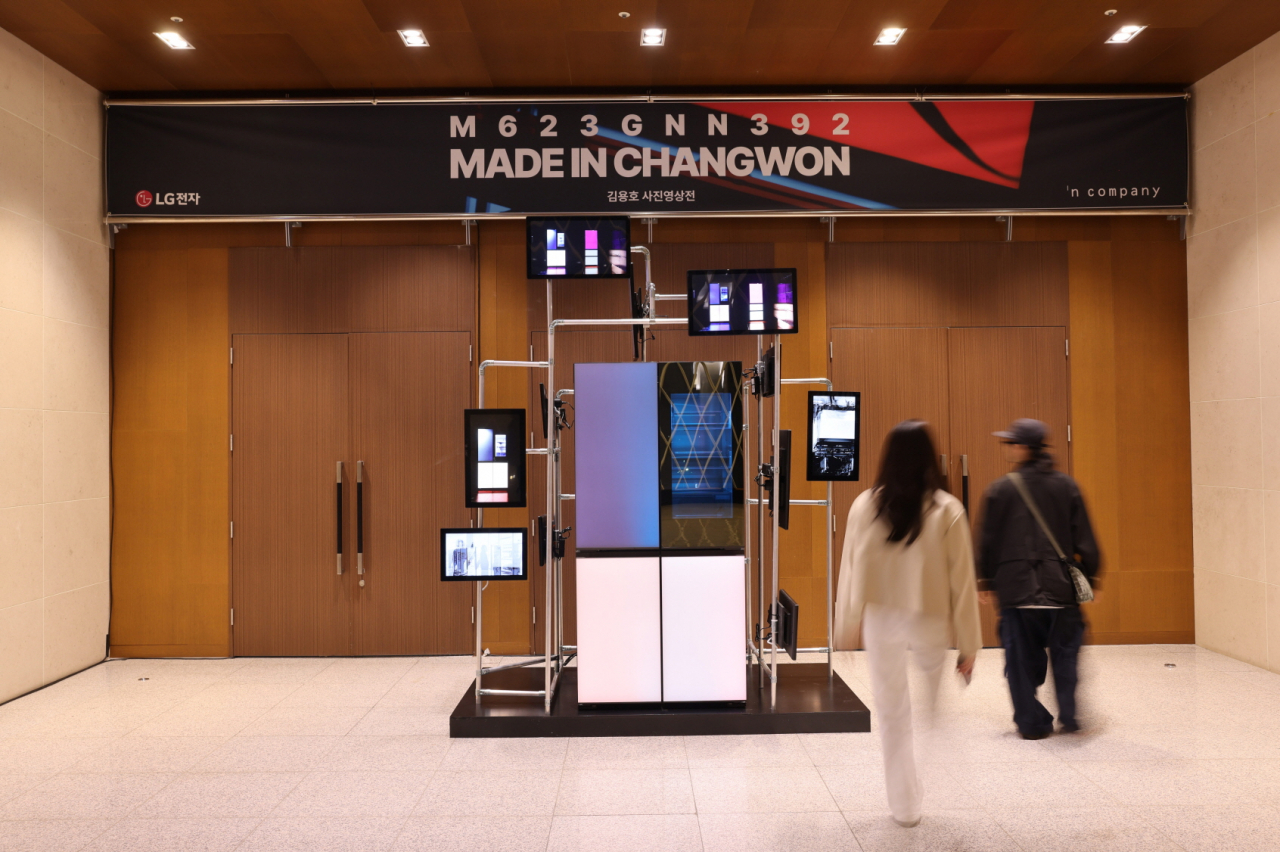 ‘메이드 인 창원(MADE IN CHANGWON): M623GNN392’ 사진전 전시장 입구에 위치한 무드업 냉장고와 모니터로 꾸민 조형물[LG전자 제공]