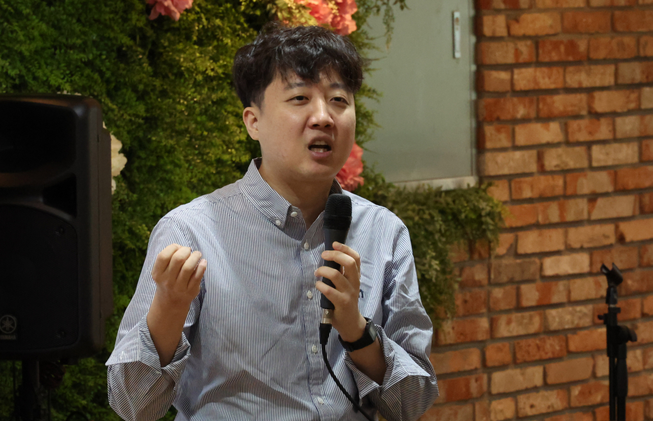 국민의힘 이준석 전 대표가 26일 오후 경기도 안산시 한 공유공간에서 열린 저서 '이준석의 거부할 수 없는 미래' 독자와의 만남 행사에서 인사말을 하고 있다. [연합]