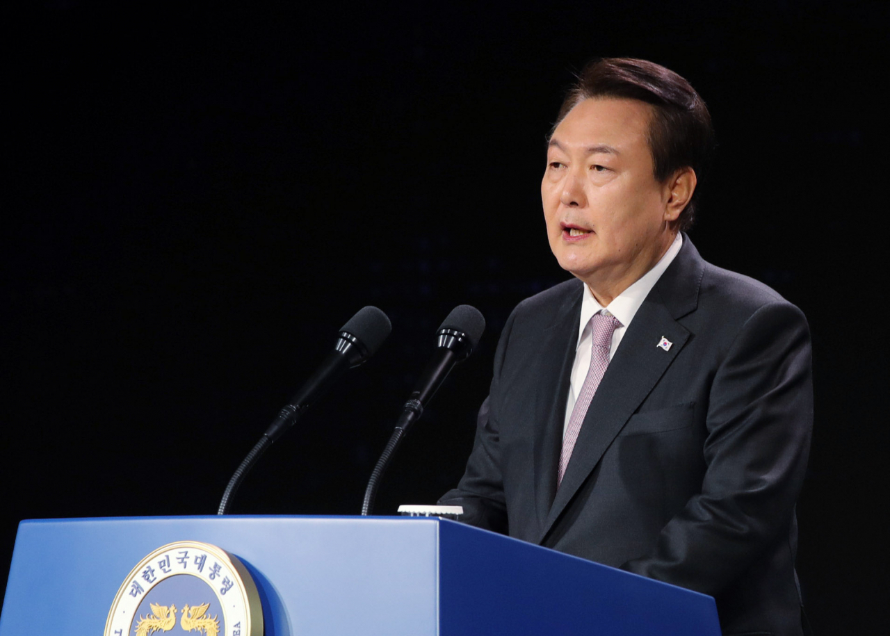 윤석열 대통령이 30일 서울 중구 신라호텔에서 열린 제2차 민주주의 정상회의 인도·태평양 지역회의 개회식에서 환영사를 하고 있다. [연합]