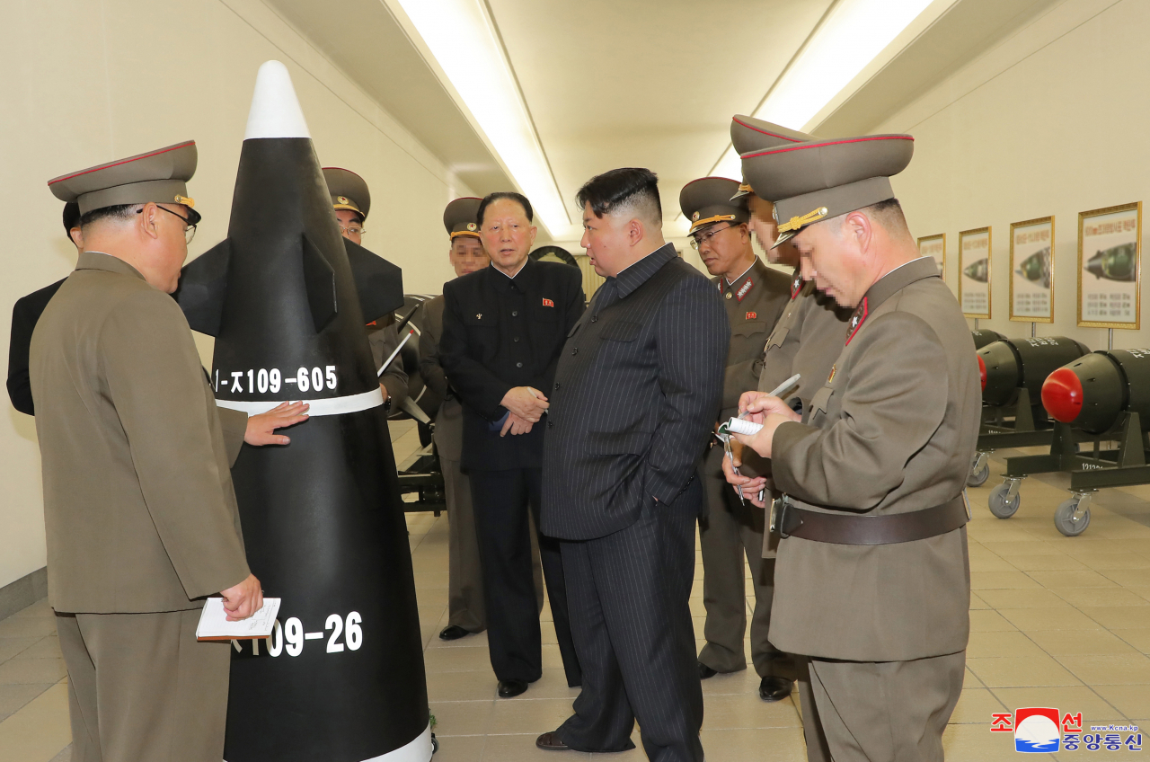지난 28일 핵무기연구소로부터 핵무기발전방향 등에 대해 보고를 받고 있는 김정은 북한 국무위원장의 모습. 러시아 매체는 북한이 우크라이나 전쟁에서 러시아를 지원하기 위해 의용군 파견을 추진하고 있다고 보도했다. [연합]