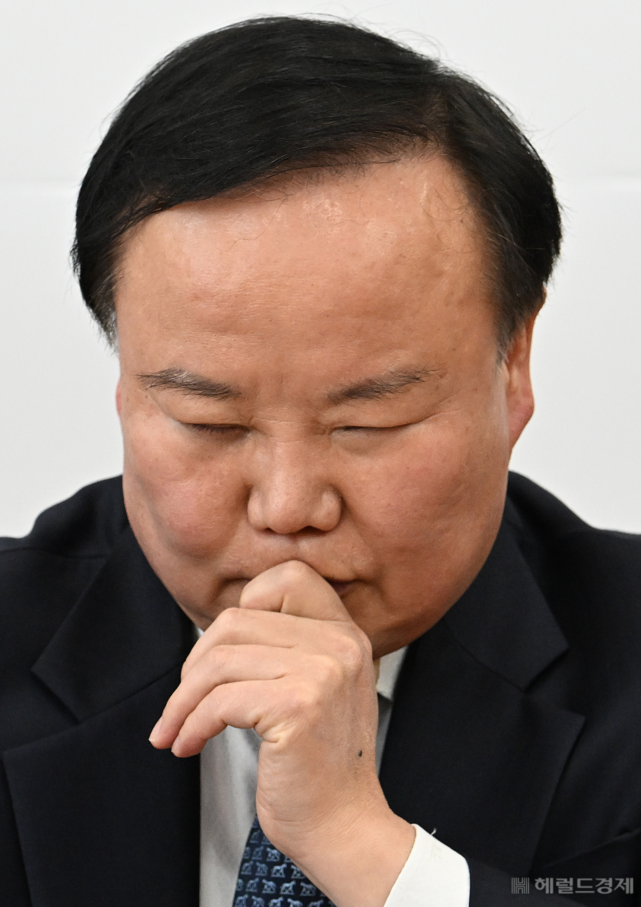 김재원 국민의힘 최고위원이 30일 서울 영등포구 여의도 국회의사당 본청에서 열린 국민의힘 최고위원회의에 참석한 가운데 눈을 감은 채 생각에 빠져 있다. 임세준 기자