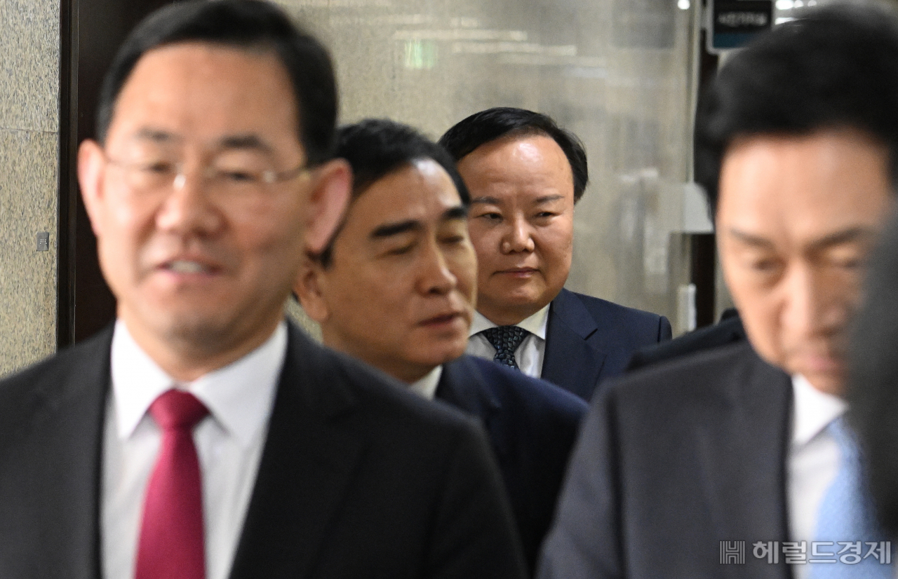 김재원 국민의힘 최고위원이 30일 서울 영등포구 여의도 국회의사당 본청에서 열린 국민의힘 최고위원회의에 참석하고 있다. 임세준 기자