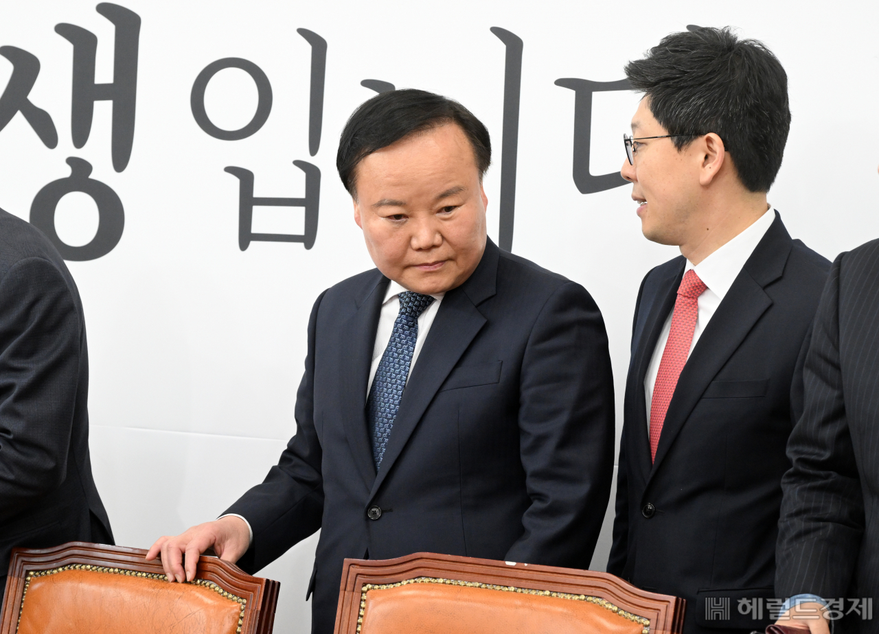 김재원 국민의힘 최고위원이 30일 서울 영등포구 여의도 국회의사당 본청에서 열린 국민의힘 최고위원회의에 참석하고 있다. 임세준 기자