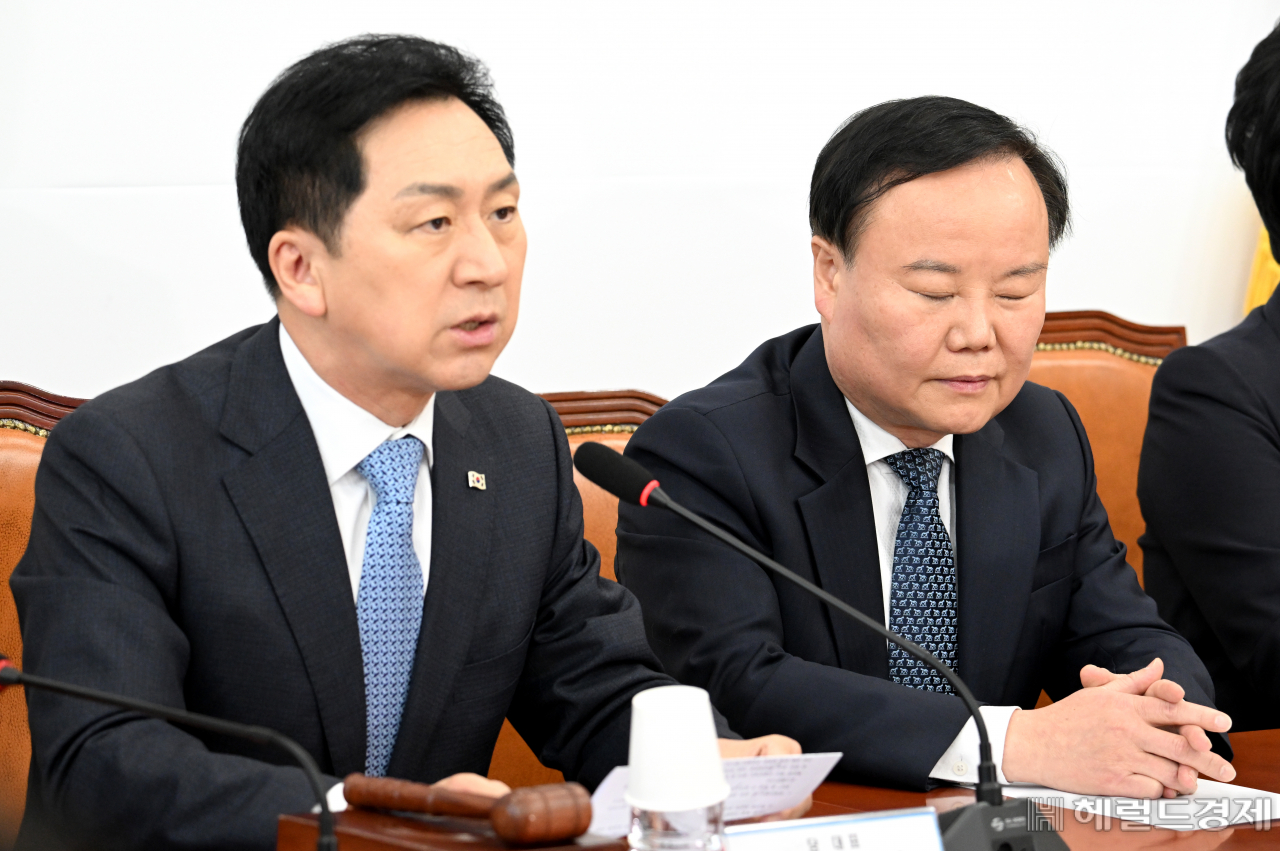 김재원 국민의힘 최고위원이 30일 서울 영등포구 여의도 국회의사당 본청에서 열린 국민의힘 최고위원회의에 참석하고 있다. 임세준 기자