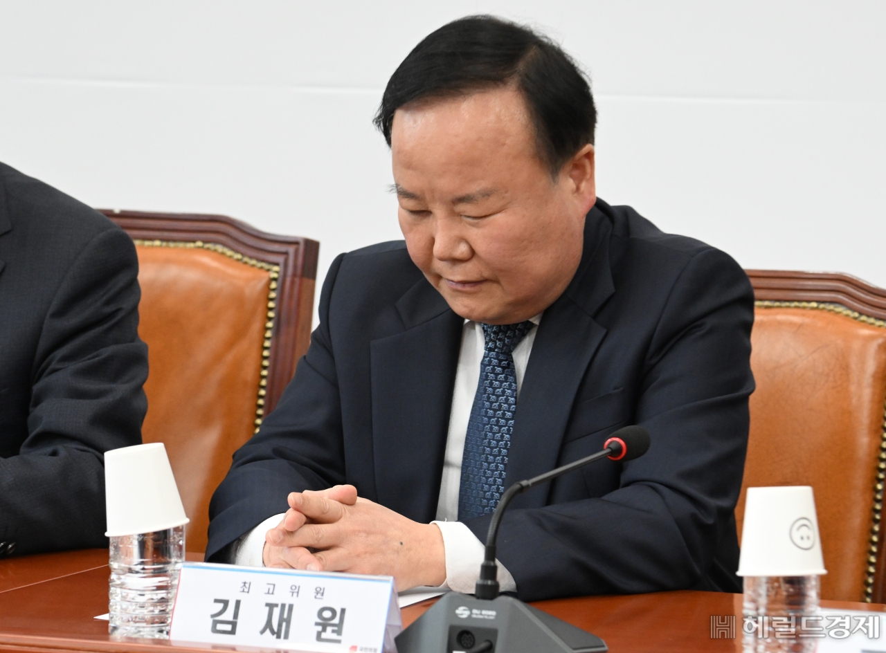 김재원 국민의힘 최고위원이 30일 서울 영등포구 여의도 국회의사당 본청에서 열린 국민의힘 최고위원회의에 참석하고 있다. 임세준 기자
