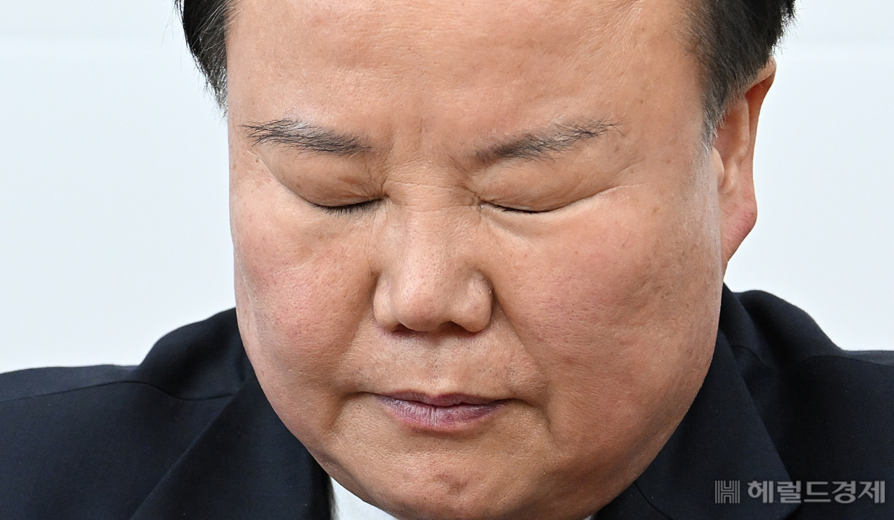 김재원 국민의힘 최고위원이 30일 서울 영등포구 여의도 국회의사당 본청에서 열린 국민의힘 최고위원회의에 참석하고 있다. 임세준 기자