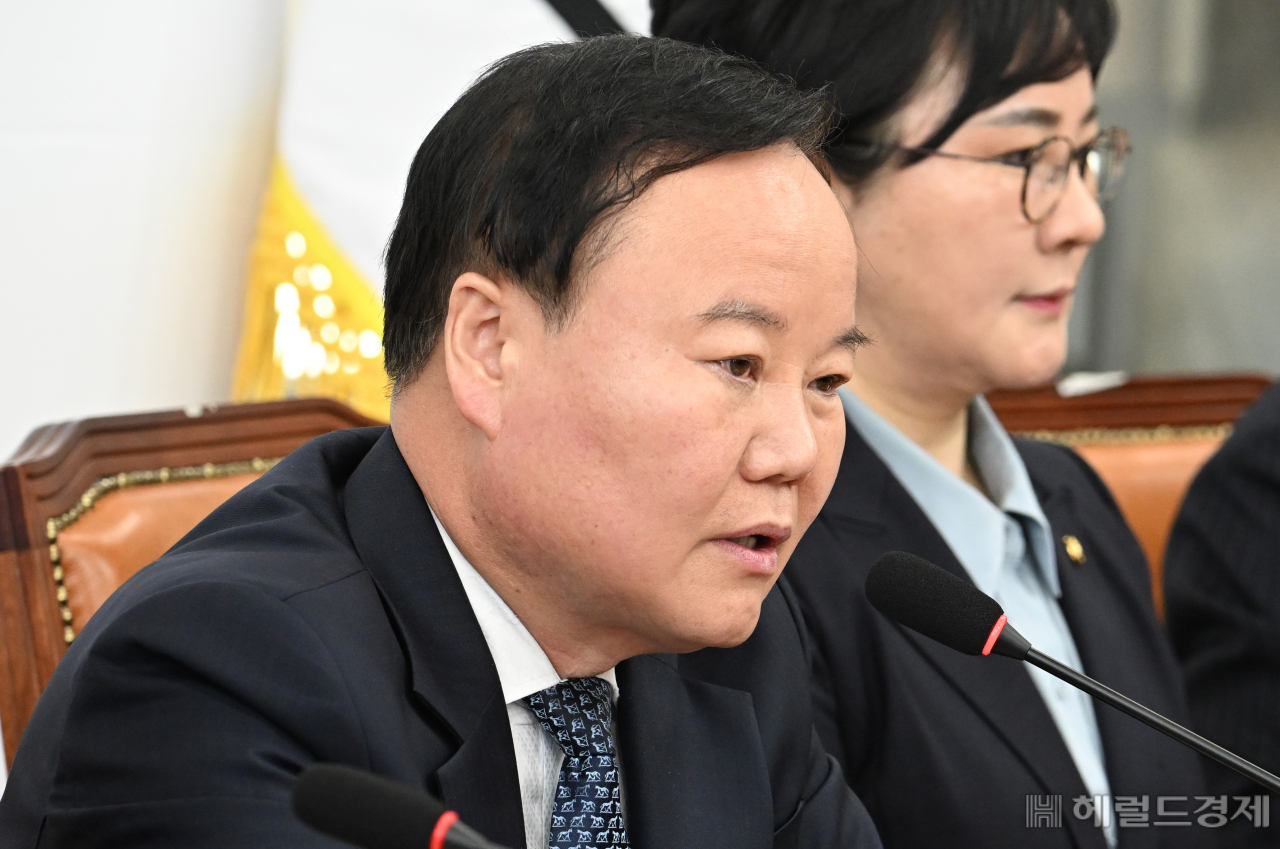 김재원 국민의힘 최고위원이 30일 서울 영등포구 여의도 국회의사당 본청에서 열린 국민의힘 최고위원회의에 참석해 공개사과 하고 있다. 임세준 기자
