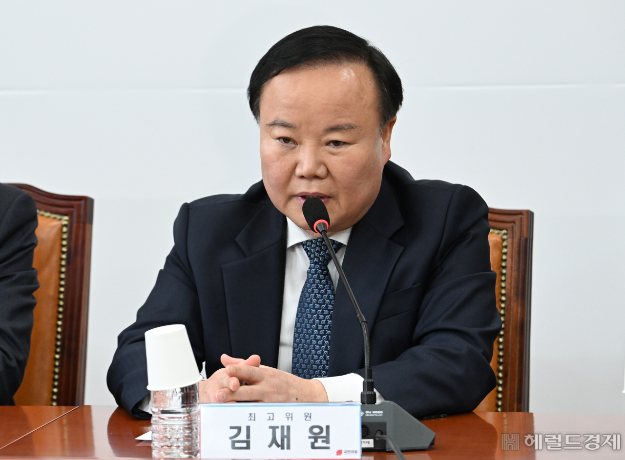 김재원 국민의힘 최고위원이 30일 서울 영등포구 여의도 국회의사당 본청에서 열린 국민의힘 최고위원회의에 참석해 공개사과 하고 있다. 임세준 기자