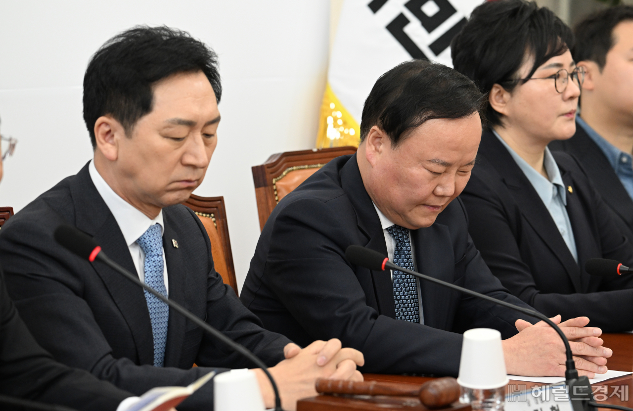 김재원 국민의힘 최고위원이 30일 서울 영등포구 여의도 국회의사당 본청에서 열린 국민의힘 최고위원회의에 참석하고 있다. 임세준 기자