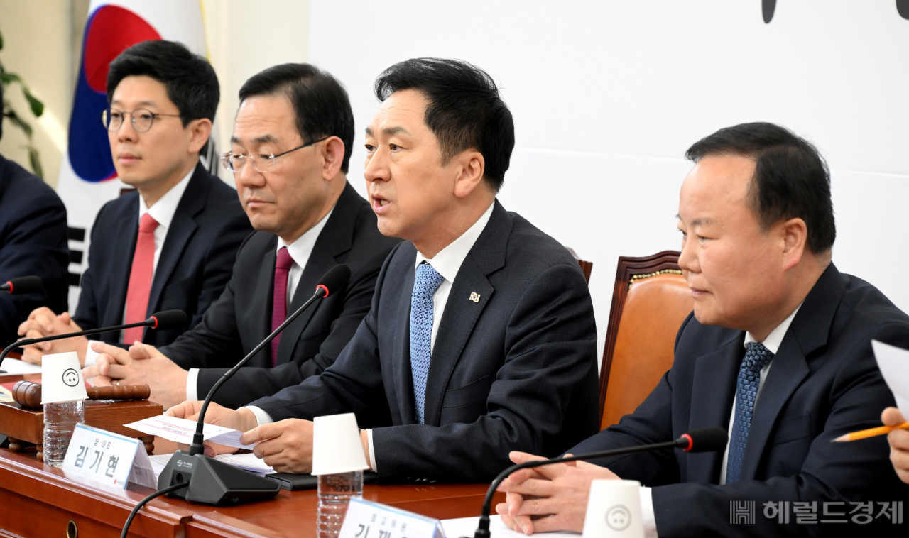 김기현(왼쪽 세번째) 국민의힘 대표가 30일 서울 영등포구 여의도 국회의사당 본청에서 열린 국민의힘 최고위원회의에 참석하고 있다. 임세준 기자