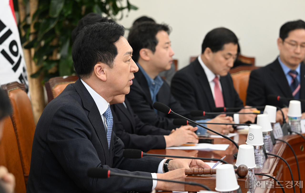 김기현 국민의힘 대표가 30일 서울 영등포구 여의도 국회의사당 본청에서 열린 국민의힘 최고위원회의에 참석하고 있다. 임세준 기자