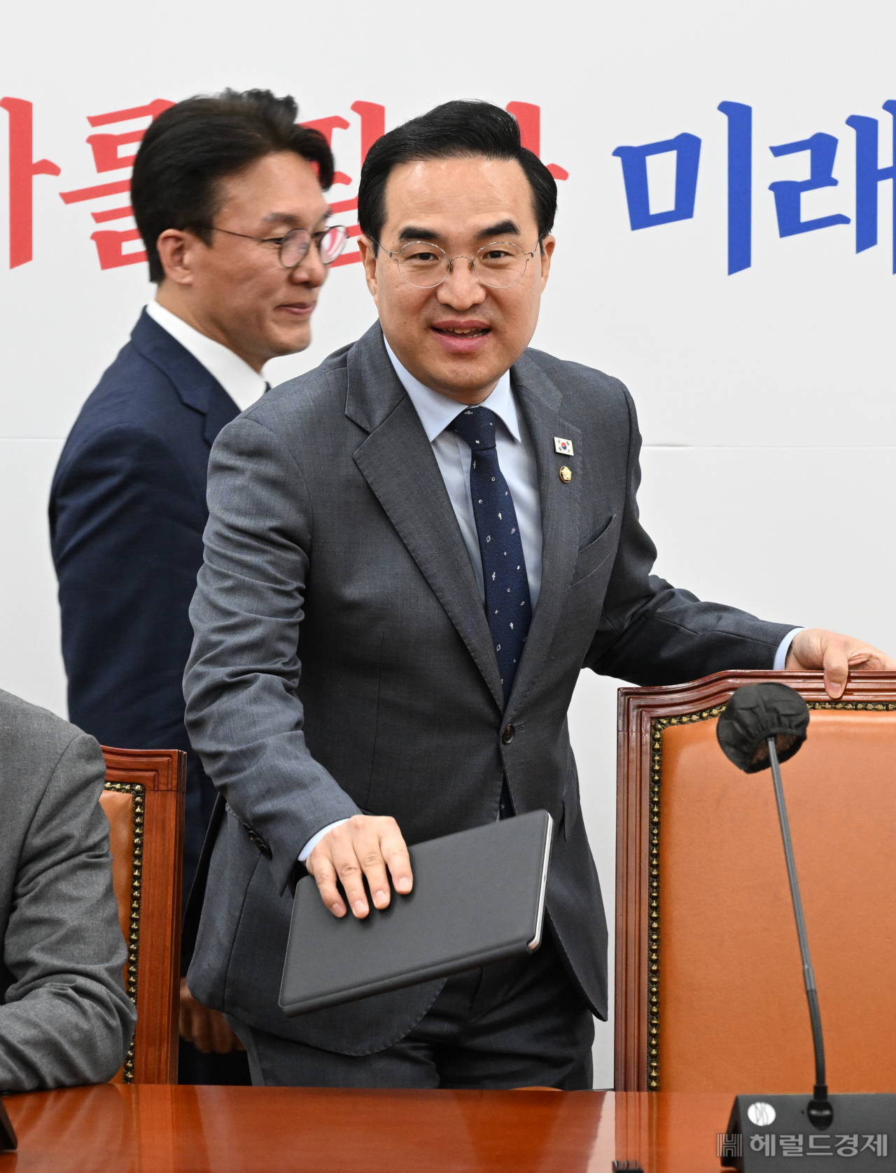 박홍근 더불어민주당 원내대표가 30일 서울 영등포구 여의도 국회의사당에서 열린 더불어민주당 정책조정회의에 참석하고 있다. 임세준 기자