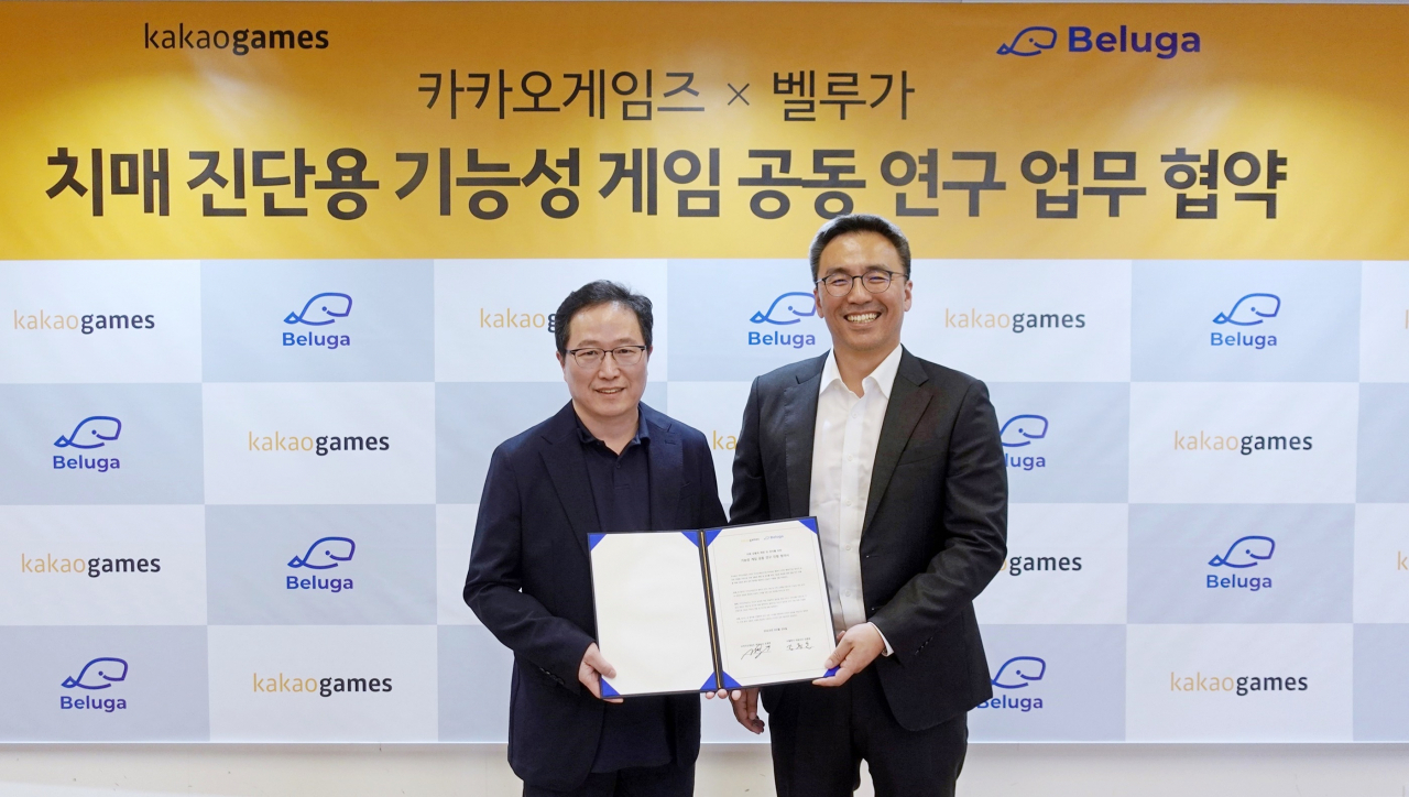 조계현(왼쪽) 카카오게임즈 대표와 김종윤 벨루가 대표가 치매 관련 기능성 게임 공동 연구를 위한 업무 협약식에 참석해 기념사진을 촬영하고 있다. [카카오게임즈 제공]