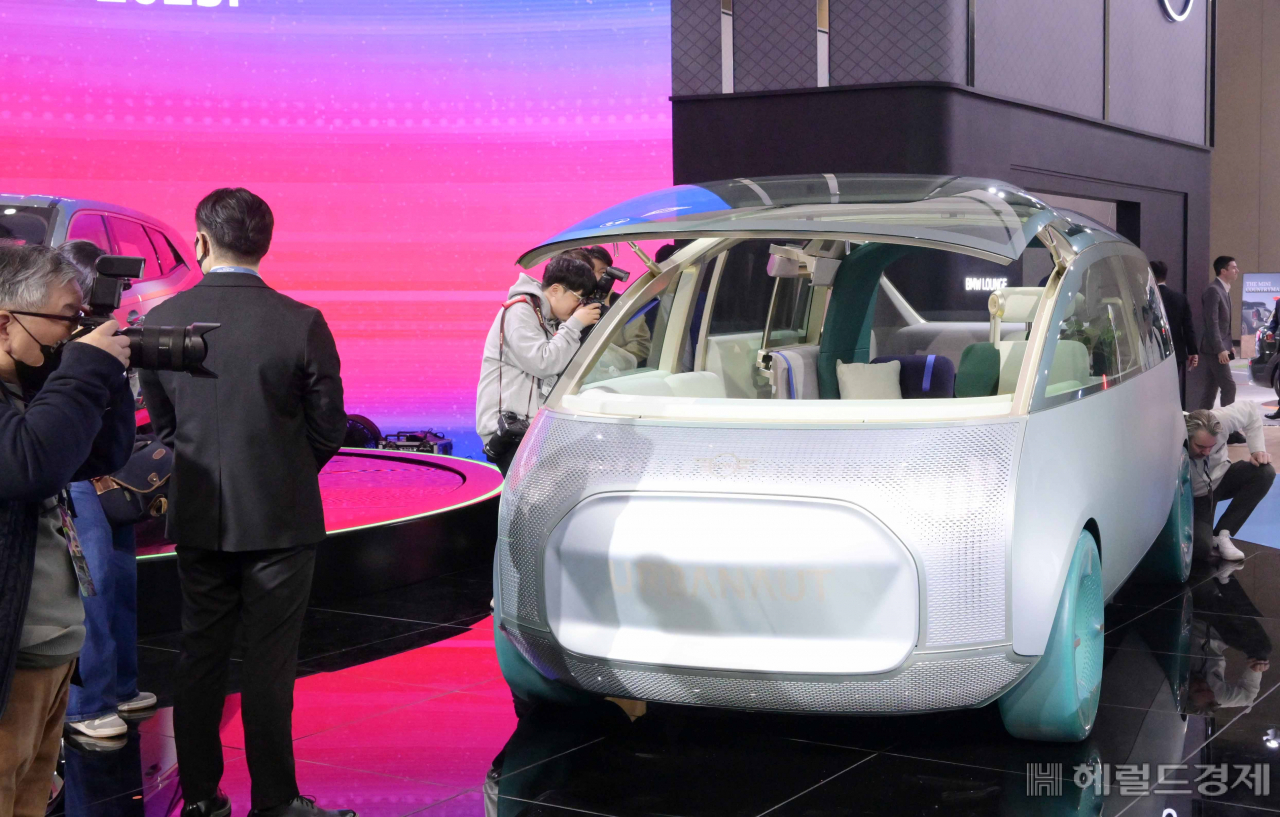 30일 경기 킨텍스에서 열린 ‘2023 서울모빌리티쇼’ BMW그룹 부스에 ‘미니 비전 어바너트’가 전시돼 있다. 이상섭 기자