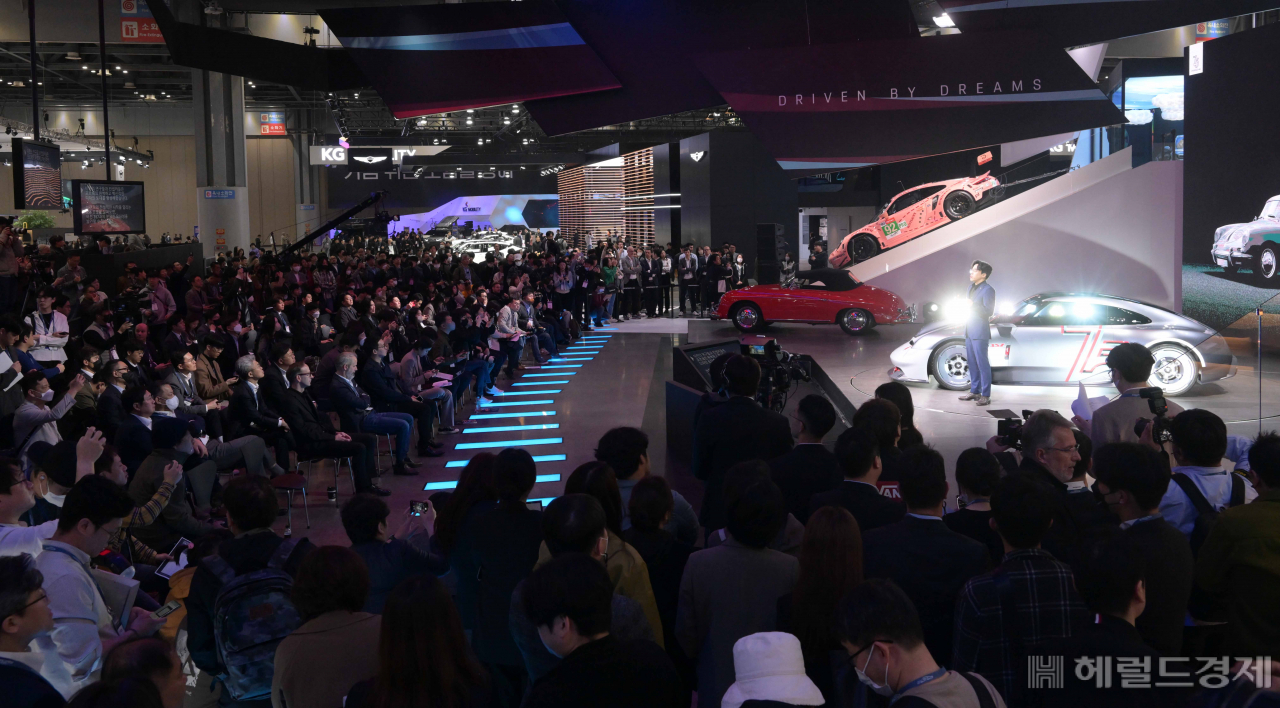 전 세계 모빌리티 산업 패권의 각축장인 2023서울모빌리티쇼(Seoul Mobility Show 2023)의 미디어데이가 30일 오전 경기도 고양시 킨텍스 제1전시장에서 열린 가운데 많은 취재진들이 신차에대한 설명을 듣고 있다. 이상섭 기자