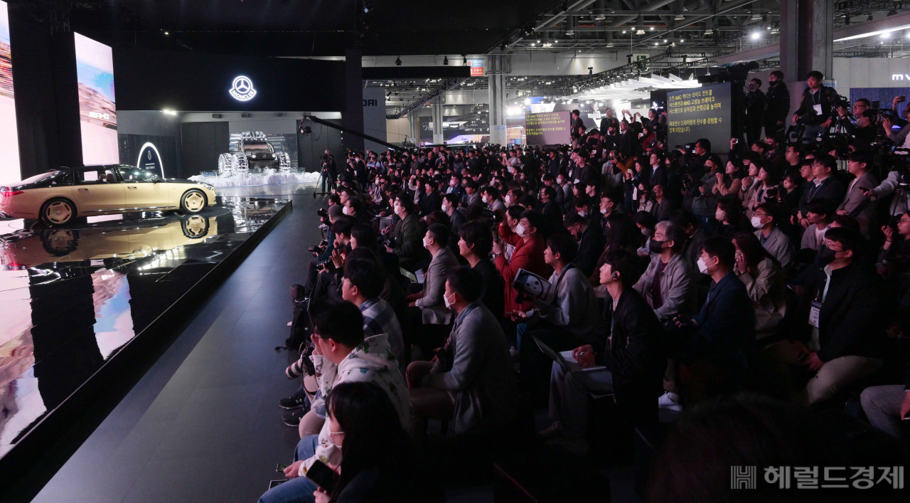 전 세계 모빌리티 산업 패권의 각축장인 2023서울모빌리티쇼(Seoul Mobility Show 2023)의 미디어데이가 30일 오전 경기도 고양시 킨텍스 제1전시장에서 열린 가운데 많은 취재진들이 신차에대한 설명을 듣고 있다. 이상섭 기자