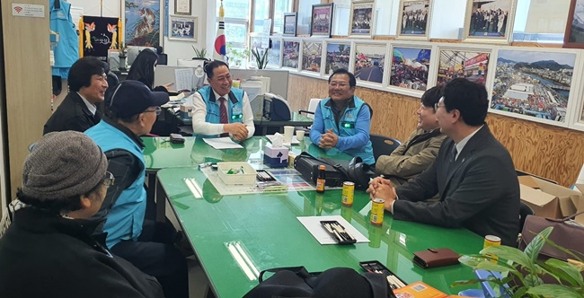 국민의힘 이준석 전 대표와 천하람 순천당협위원장(오른쪽)이 29일 순천자원봉사센터를 방문해 관계자들과 이야기를 나누고 있다.