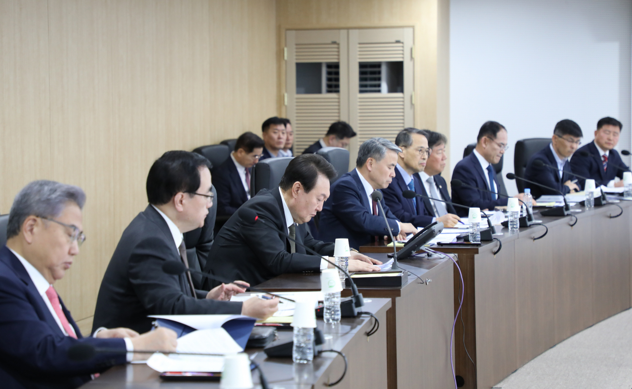 김성한 전 국가안보실장이 29일 전격 사퇴한 가운데 윤석열 정부의 외교안보라인 후속 인사 가능성이 제기된다. 윤석열 대통령이 지난 16일 북한의 탄도미사일 발사와 관련해 김성한 국가안보실장 주재로 열린 긴급 국가안전보장회의(NSC)에 들러 보고를 받는 모습. [헤럴드DB]