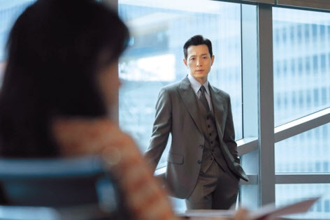 정성일은 20년간 연극 무대에서 꾸준히 내공을 쌓아온 연기 베테랑이다. 그는 ‘더 글로리’에서 모호한 캐릭터 하도영을 잘 표현하며 인기를 끌었다.