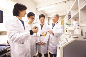 이상엽(맨 오른쪽) KAIST 생명화학공학과 특훈교수 연구팀이 관련 연구를 수행하고 있다. [KAIST 제공]