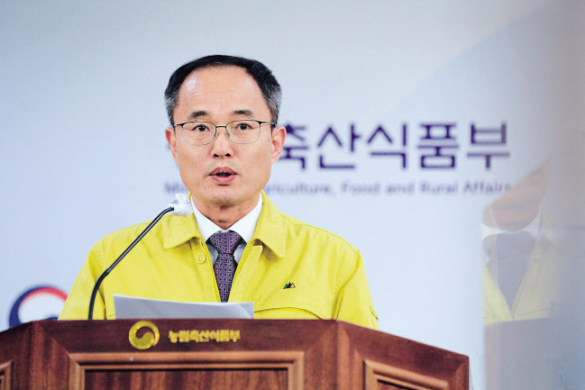 안용덕 농림축산식품부 방역정책국장이 29일 정부세종청사에서 아프리카돼지열병(ASF) 방역관리 강화 방안을 브리핑하고 있다. [농림축산식품부 제공]