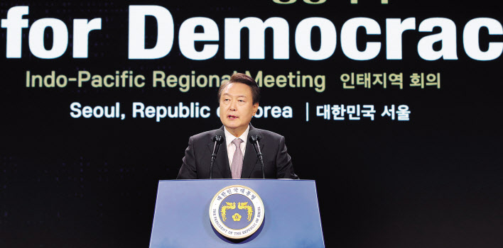 윤석열 대통령이 30일 서울 중구 신라호텔에서 열린 제2차 민주주의 정상회의 인도·태평양 지역회의 개회식에서 환영사를 하고 있다. [연합]