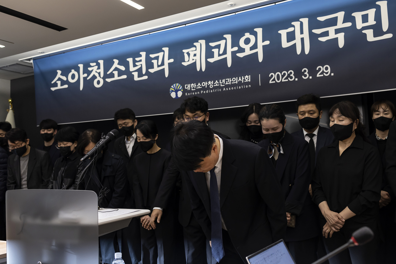 29일 오전 서울 용산구 대한의사협회회관에서 열린 ‘소아청소년과 폐과와 대국민 작별인사’ 기자회견에서 임현택 대한소아청소년과의사회 회장을 비롯한 전문의들이 인사를 하고 있다. [연합]