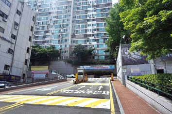 금리와 시공비의 상승으로 리모델링사업지의 분담금이 급등하고 있다. 정부가 안전진단 규제 완화 등 재건축의 규제를 대거 풀면서 리모델링의 매력이 급감하고 있다는 지적이다. 최근 건축심의를 신청한 서울 옥수동 극동아파트 입구. 이 단지 역시 억대의 분담금 상승이 예상된다. [연합]