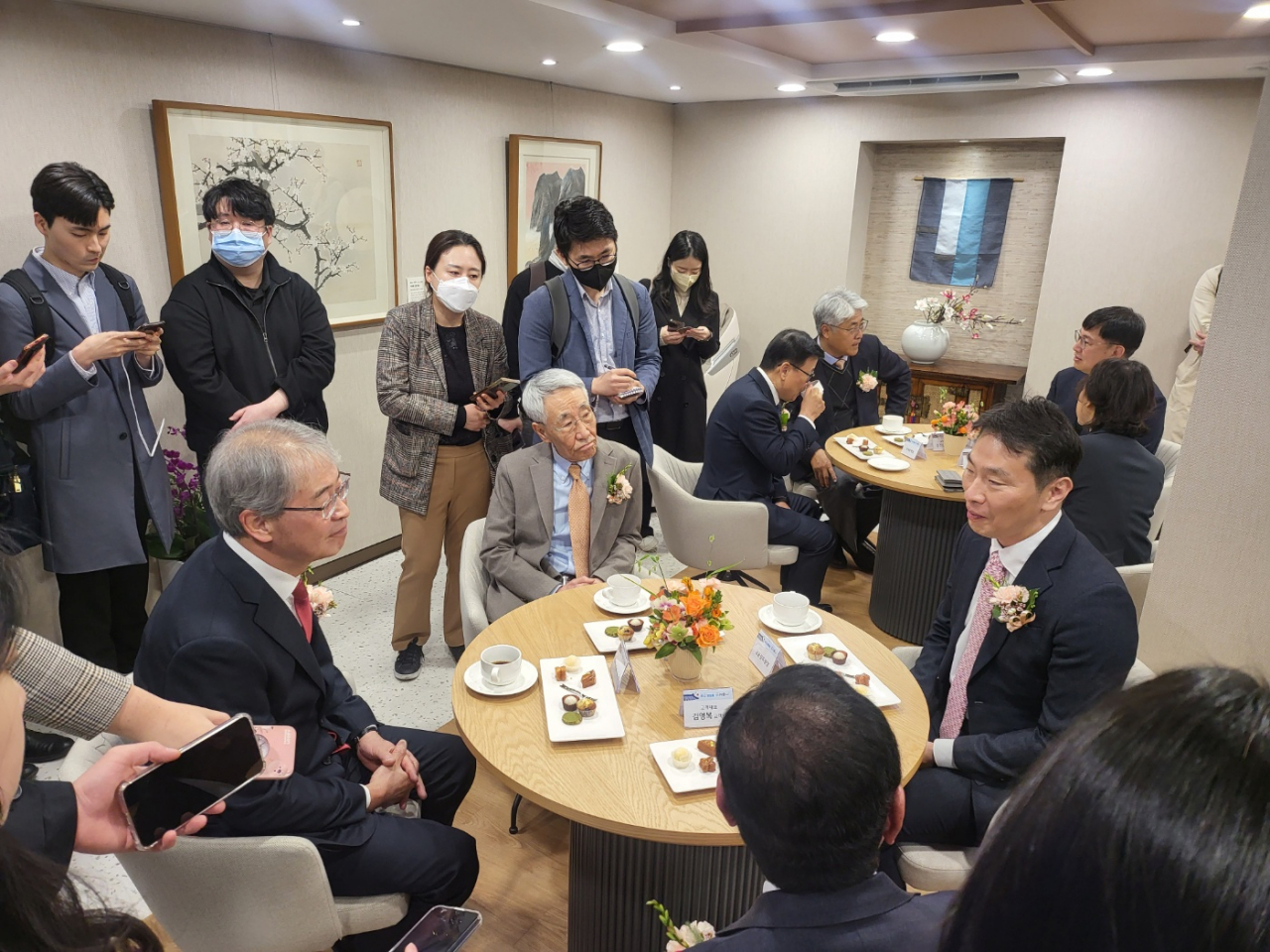 임종룡(왼쪽) 우리금융지주 회장과 이복현(오른쪽) 금융감독원장이 우리은행 영등포 시니어플러스점에서 대화를 나누고 있다. 홍승희 기자