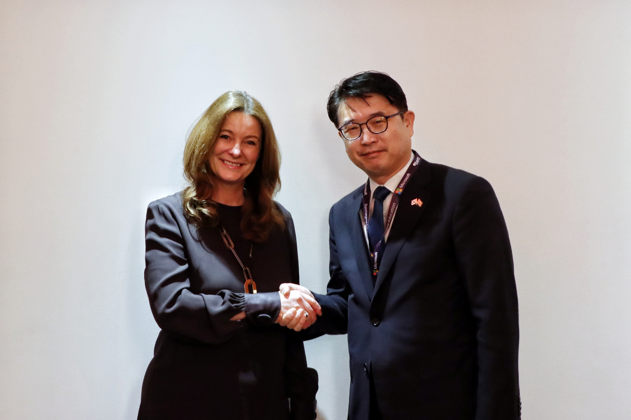 장상윤 교육부 차관(왼쪽)이 29일(현지시각) 런던에서 질리언 키건 영국 교육부 장관과 만나 교육에서의 디지털 전환 정책 등을 공유했다.[교육부 제공]