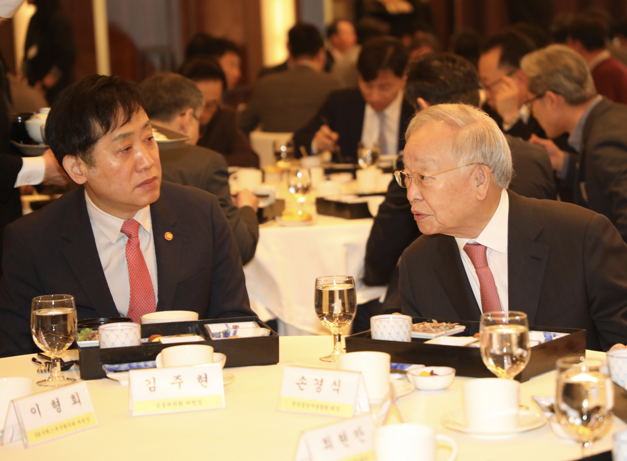 30일 열린 경총포럼 현장에서 김주현(사진왼쪽) 금융위원회 위원장과 손경식 경총 회장이 대화를 나누는 모습. [경총 제공]