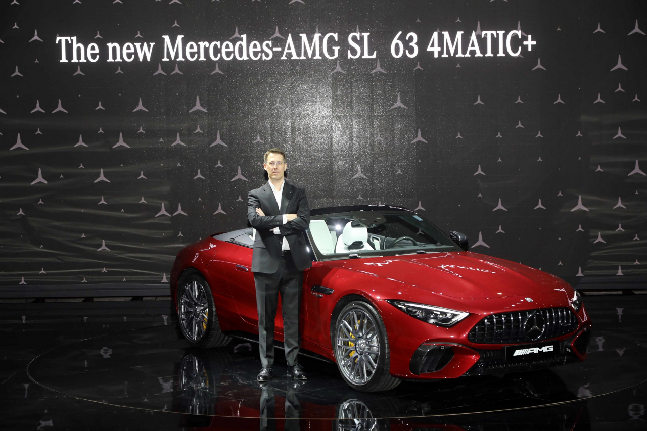 토마스 클라인 메르세데스-벤츠코리아 대표이사 사장과 ‘더 뉴 메르세데스-AMG SL’. [메르세데스-벤츠 코리아 제공]