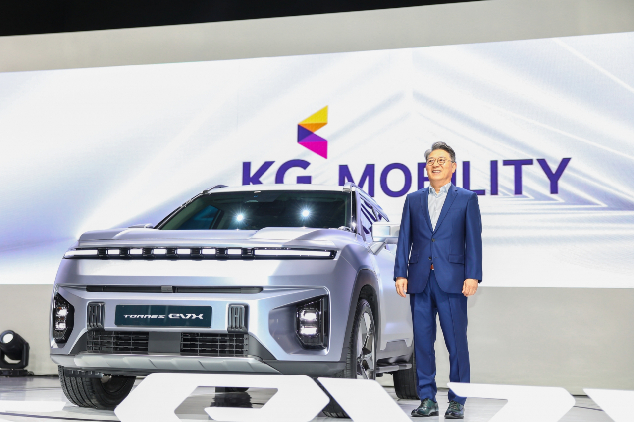곽재선 회장과 전기 SUV ‘토레스 EVX’. [KG모빌리티 제공]