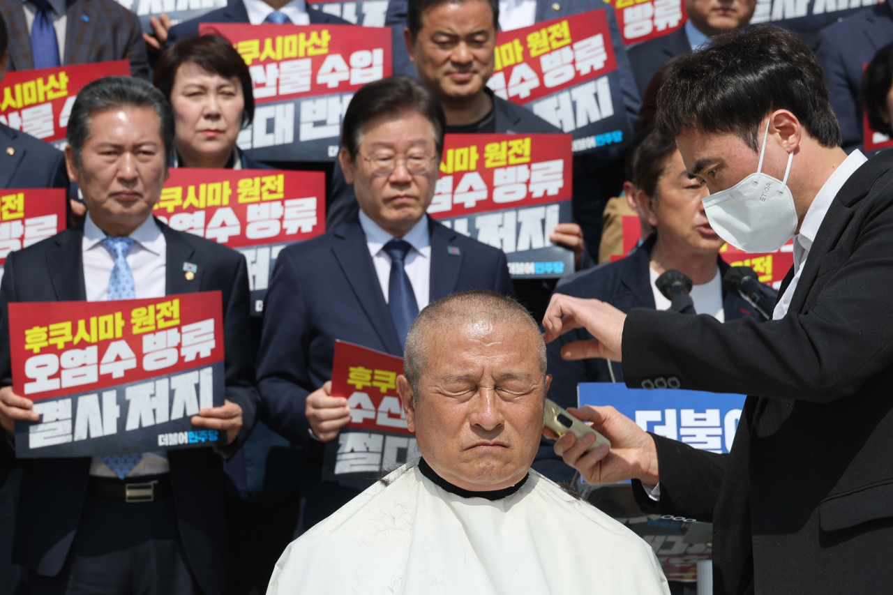 윤재갑 더불어민주당 해양수산특별위원회 위원장이 30일 오전 국회에서 열린 후쿠시마산 수산물 수입 반대 및 대일 굴욕외교 규탄대회에서 삭발식을 하고 있다. [연합]