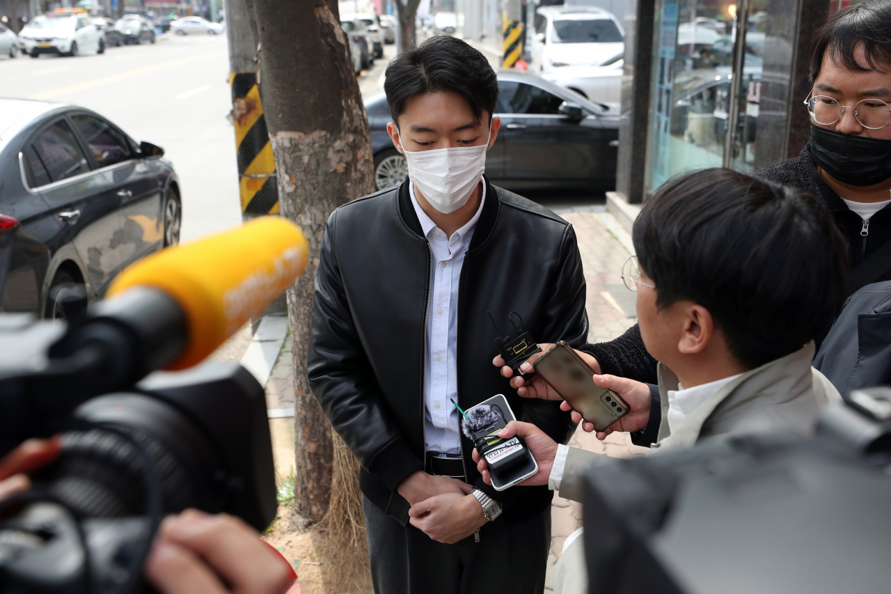 전직 대통령 고(故) 전두환 씨의 손자 전우원 씨가 30일 낮 광주 서구 쌍촌동 거리에서 기자들 질문에 답하고 있다. 마약 투약 혐의로 경찰에 체포됐다가 전날 석방된 전씨는 이날 광주를 방문했고, 5·18 민주화운동 피해자와 유가족 등을 만날 예정이다. [연합]