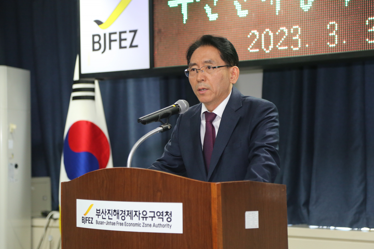 김기영 부산진해경제자유구역청장이 개청 19주년을 맞아 축사를 하고 있다. [부산진해경자청 제공]