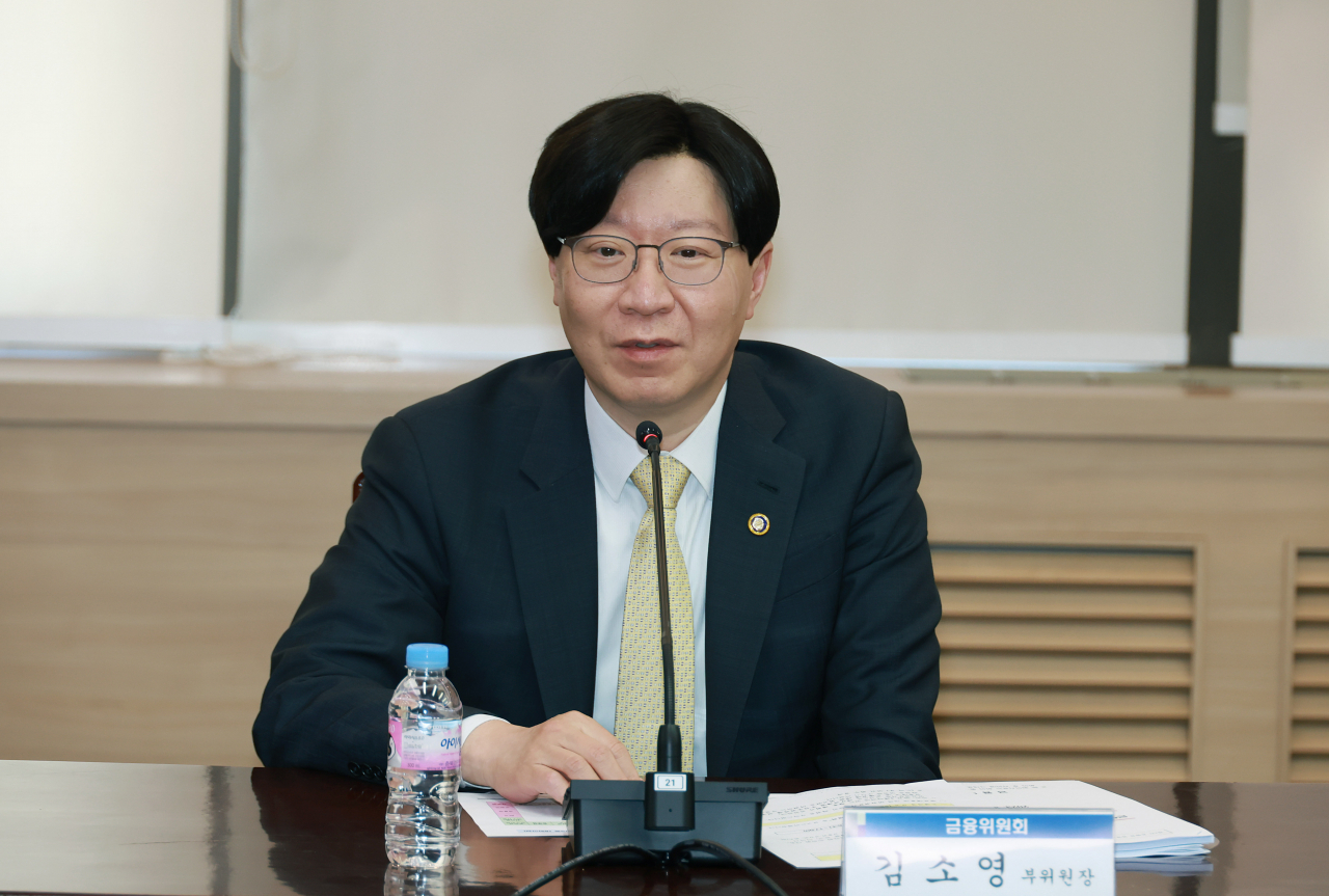 김소영 금융위원회 부위원장이 29일 오후 서울 종로구 정부서울청사에서 개최한 은행권 경영·영업 관행·제도 개선 제2차 회의에서 구체적인 검토가 필요한 스몰라이센스 제도 도입시 고려사항과 비은행권 지급결제업무 허용과 관련하여 소비자 편익과 규율방안 등을 논의했다.