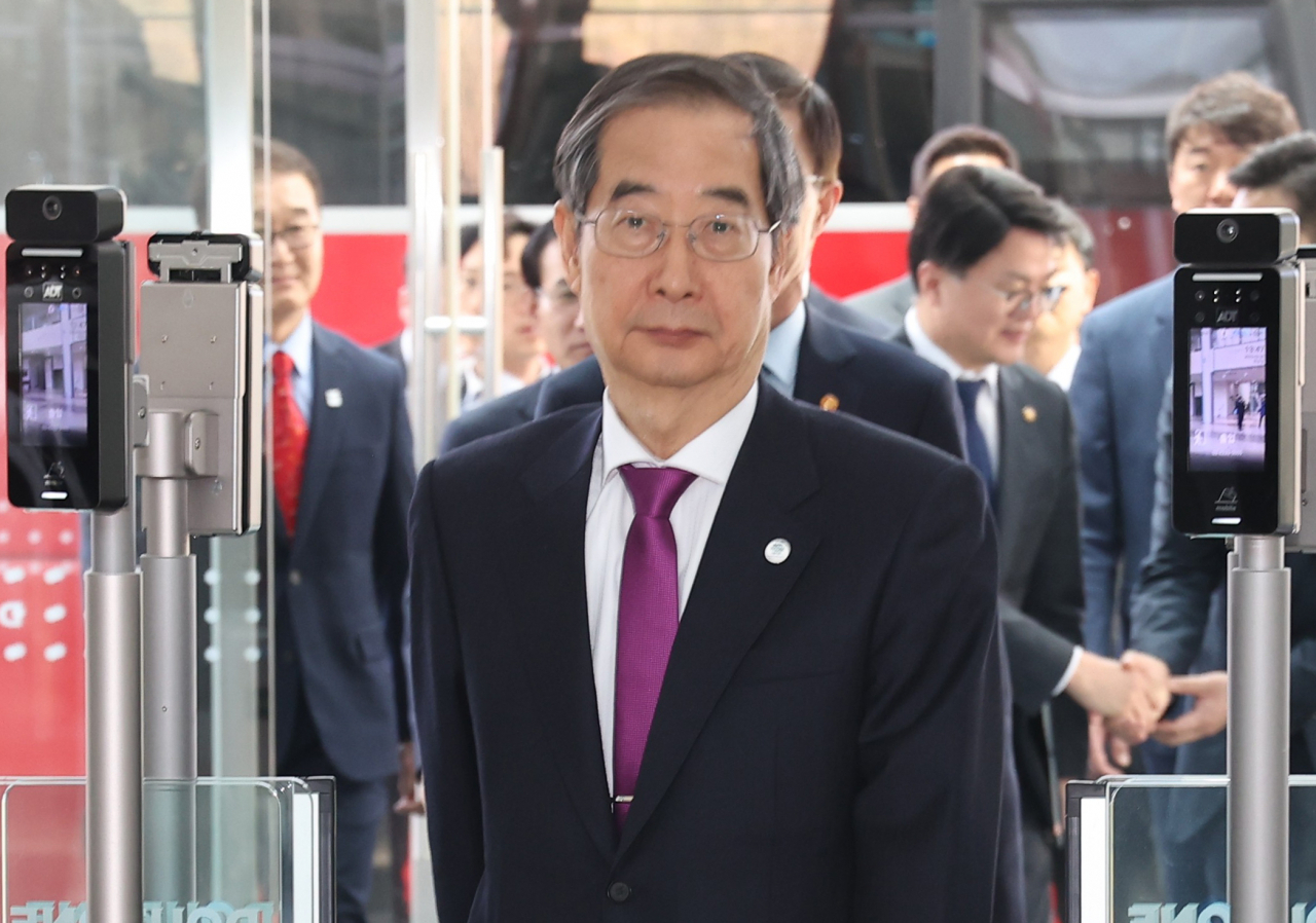 한덕수 국무총리가 30일 오후 강원도 정밀의료산업 규제자유특구에 위치한 더존ICT그룹 강촌캠퍼스를 방문하고 있다. [연합]