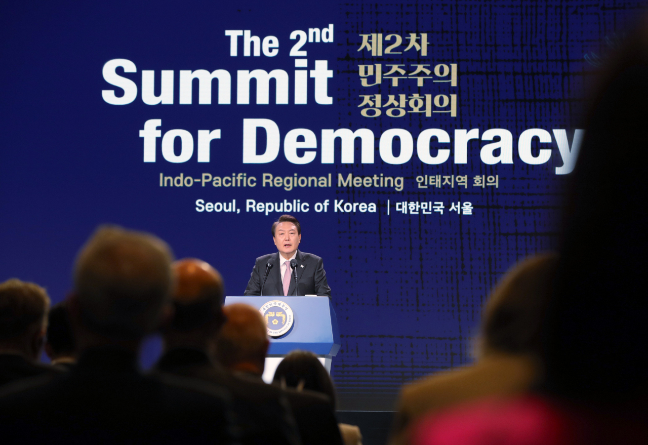 윤석열 대통령이 30일 서울 중구 신라호텔에서 열린 제2차 민주주의 정상회의 인도·태평양 지역회의 개회식에서 환영사를 하고 있다. [연합]