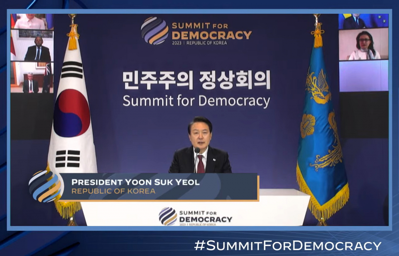 윤석열 대통령이 지난 29일 청와대 영빈관에서 화상으로 진행된 제2차 민주주의 정상회의 본회의 제1세션에서 연설하고 있다. [연합]