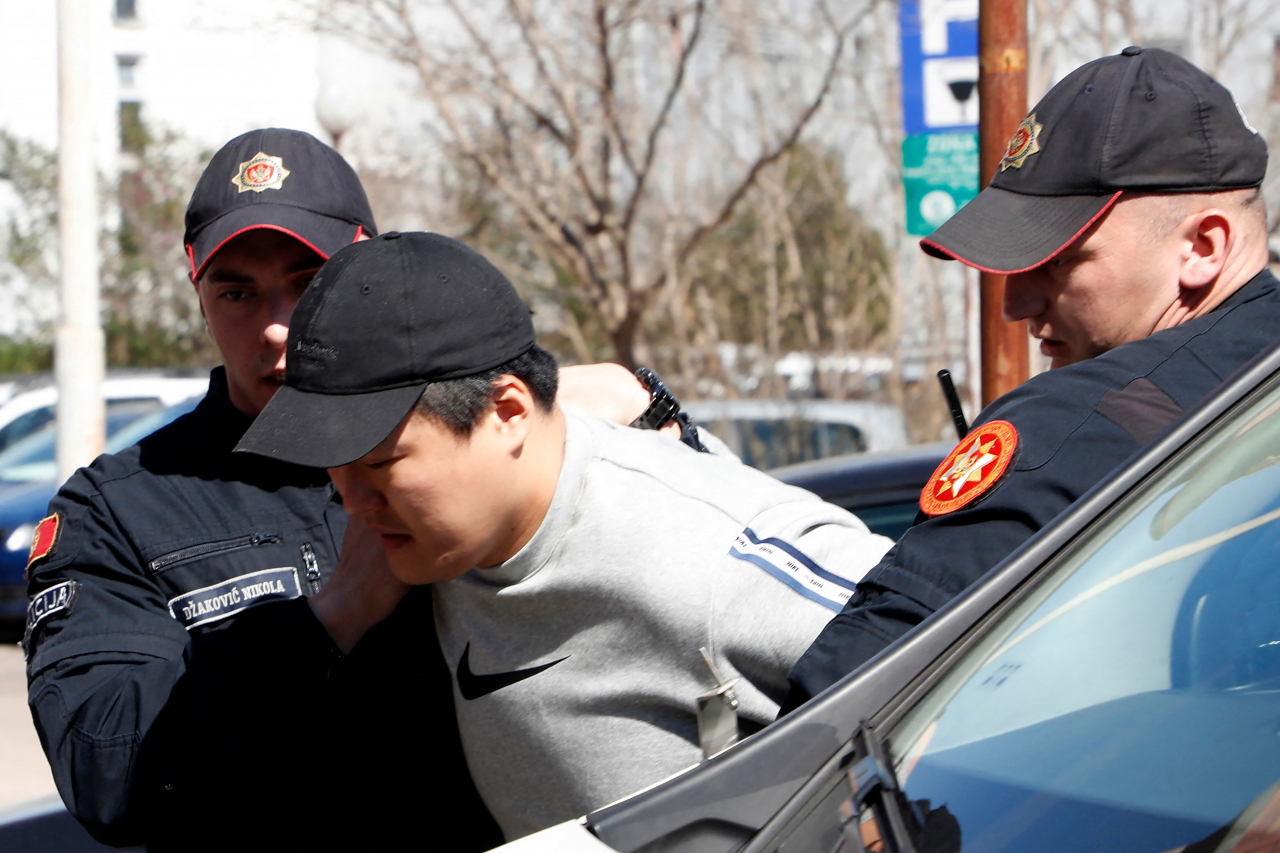 권도형 테라폼랩스 대표가 지난 24일(현지시간) 몬테네그로 포드고리차에서 체포돼 공문서 위조 혐의로 법원에 끌려가고 있다. [AFP]