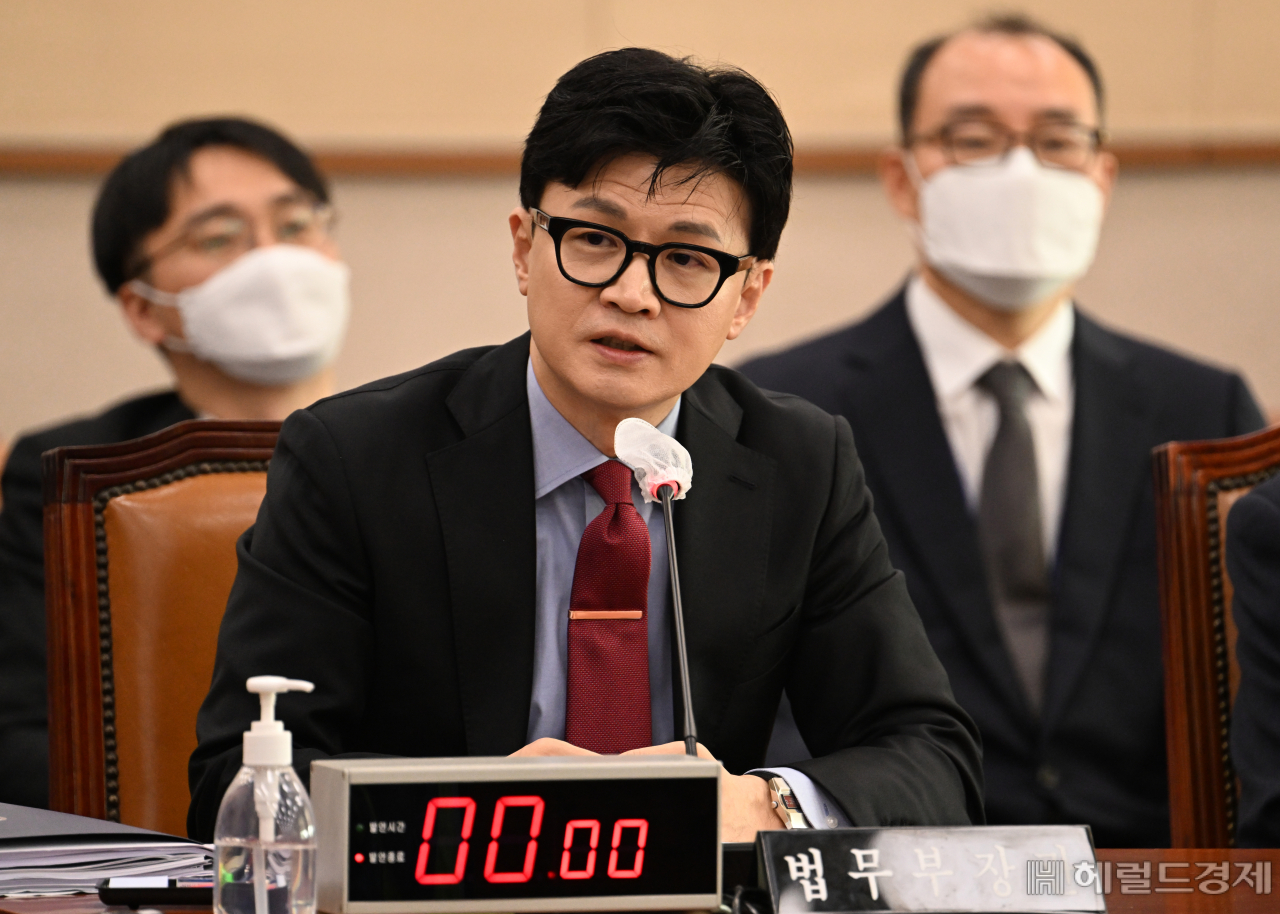 한동훈 법무부장관이 30일 서울 영등포구 여의도 국회의사당 본청에서 열린 국회 법제사법위원회 전체회의에 참석해 의원들의 질의에 답변하고 있다. 임세준 기자