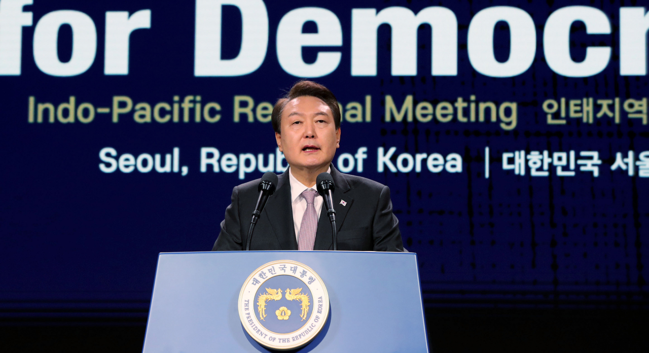 윤석열 대통령이 30일 서울 중구 신라호텔에서 열린 제2차 민주주의 정상회의 인도·태평양 지역회의 개회식에서 환영사를 하고 있다. [연합]