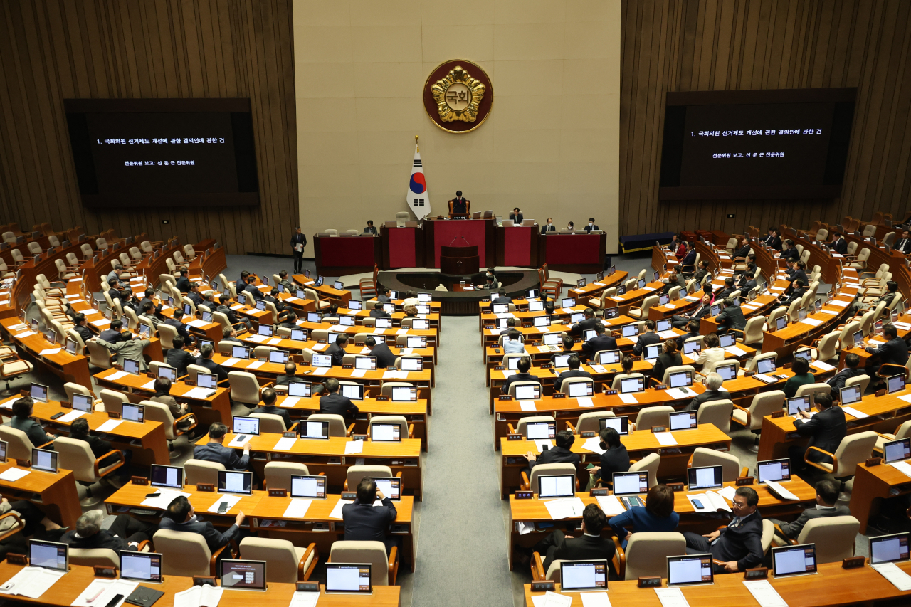 30일 오후 국회 본회의장에서 국회의원 선거제도 개선에 관한 결의안 심사를 위한 전원위원회 첫 회의가 열리고 있다. [연합]