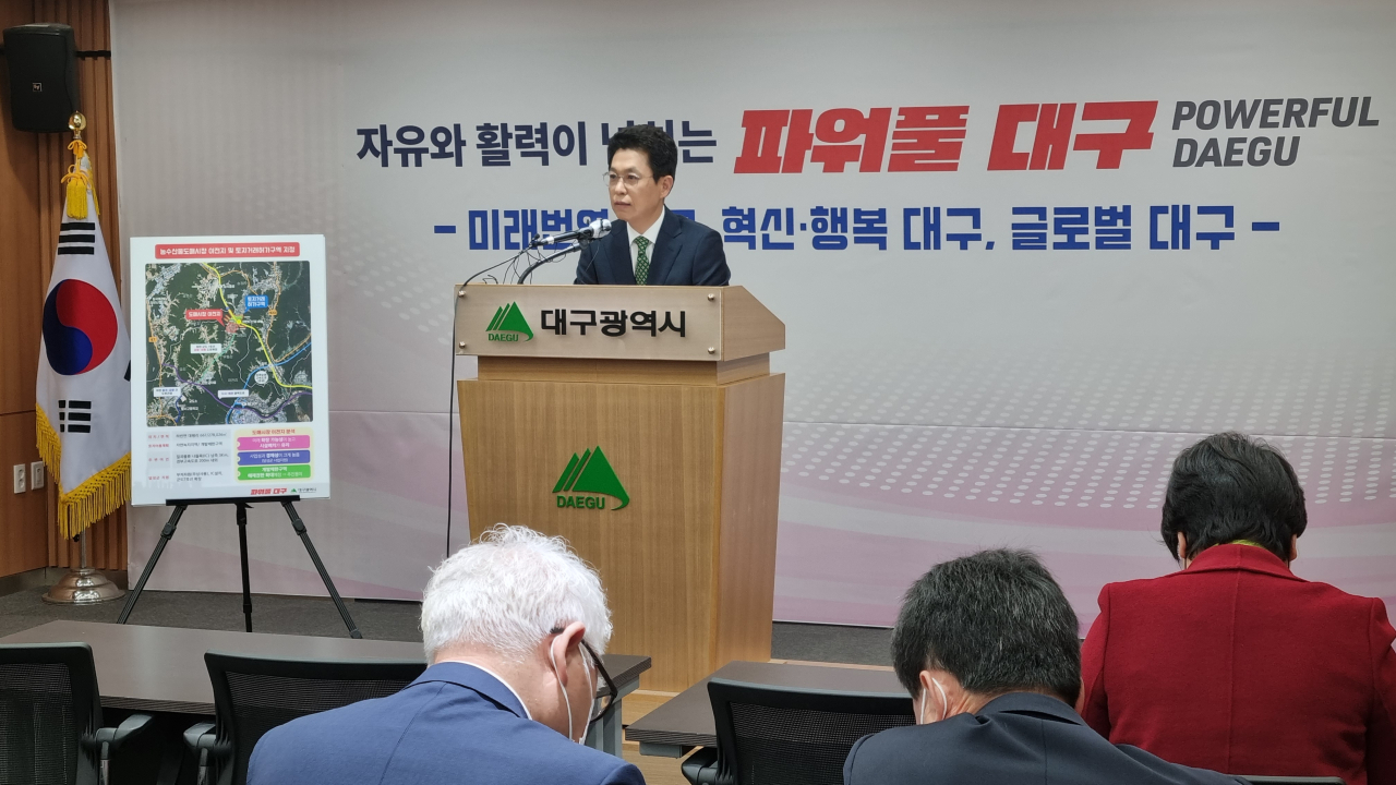안중곤 대구시 경제국장이 30일 시청에서 농수산물도매시장 이전지 결정과 관련한 브리핑을 하고 있다.[사진=김병진 기자]